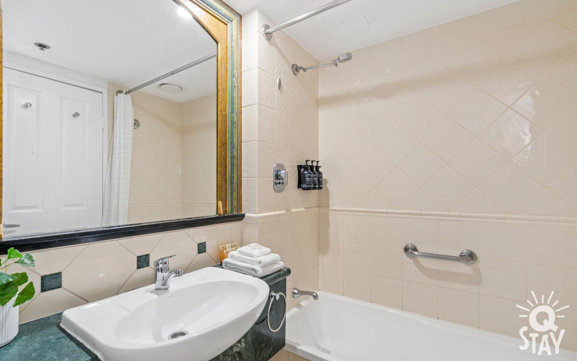 Legends Apartments - Qstay Gold Coast Dış mekan fotoğraf